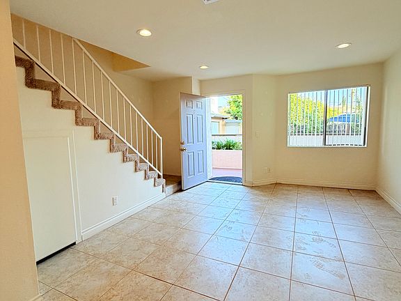 4th image of 531 Oak St APT 8