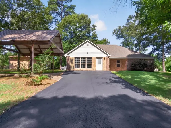 6110 Club Dr, Gilmer, TX 75645