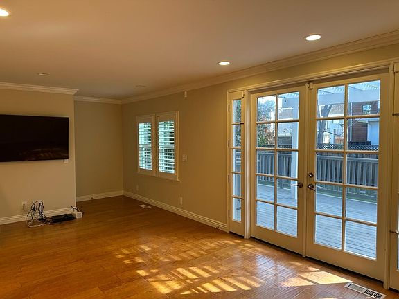 4th image of 1047 University Dr