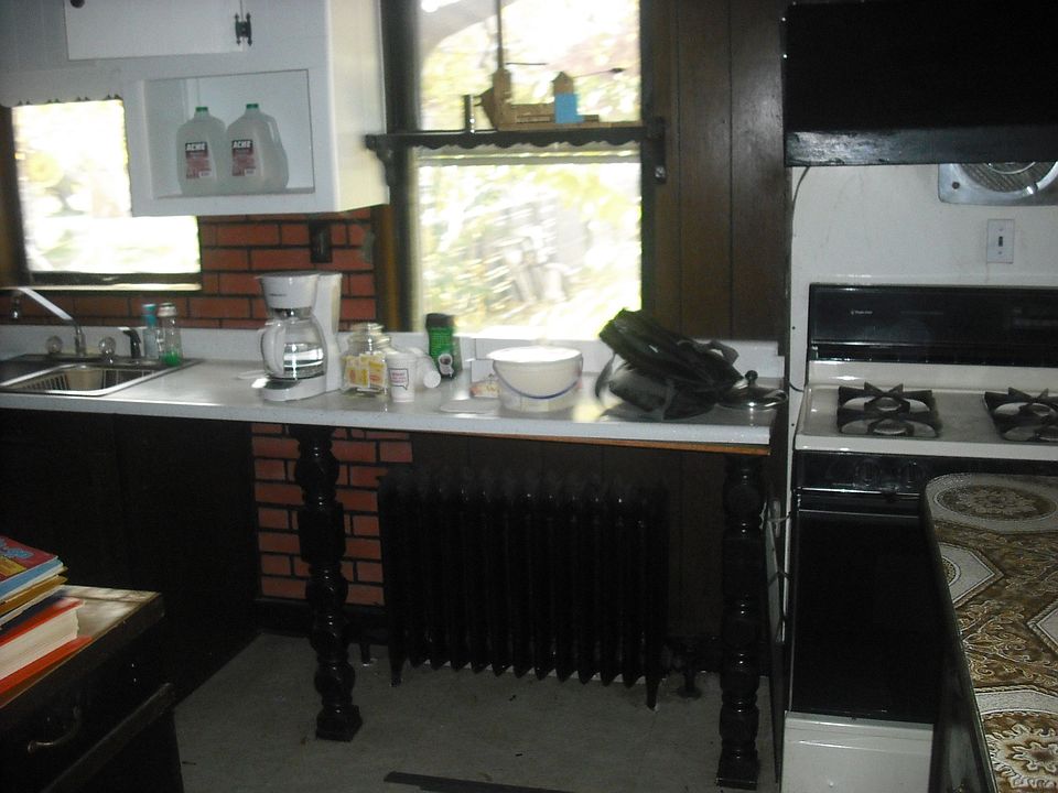 2nd image of 910 W Park Sq