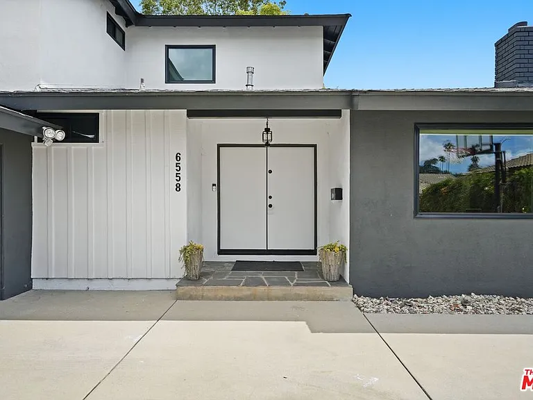 6558 Lasaine Ave — Photo 2