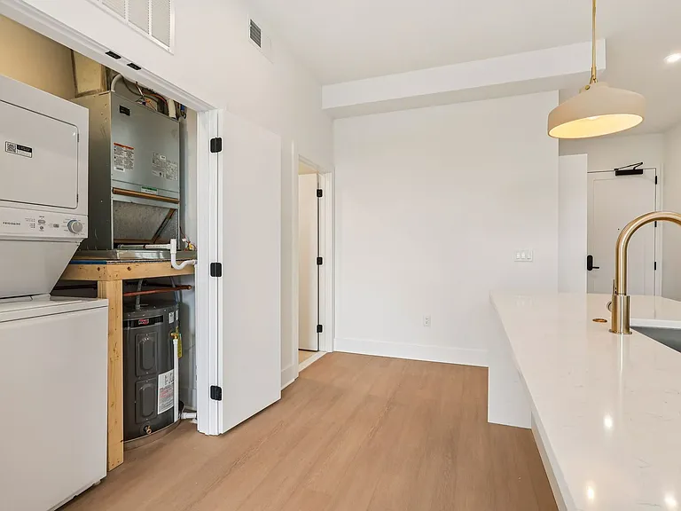 20 West — Photo 170