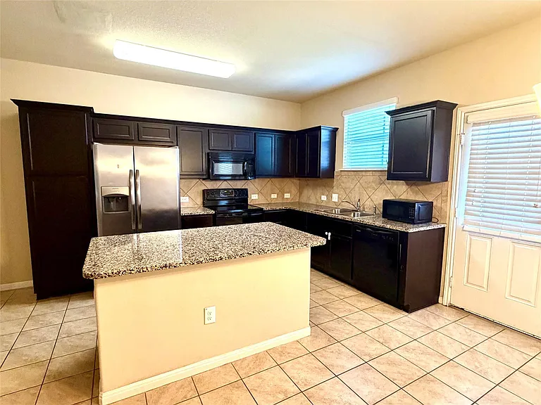 601 Katmai Cir — Photo 2