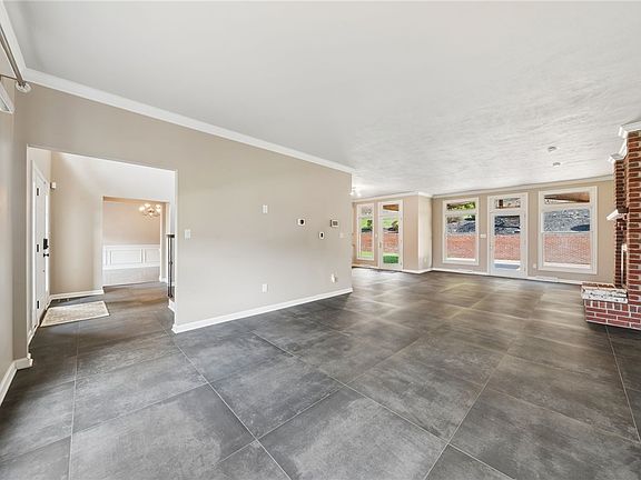 4th image of 308 Washington Woods Dr