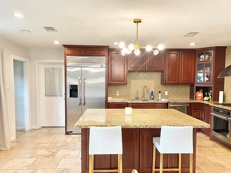 729 Camelot Ln — Photo 8