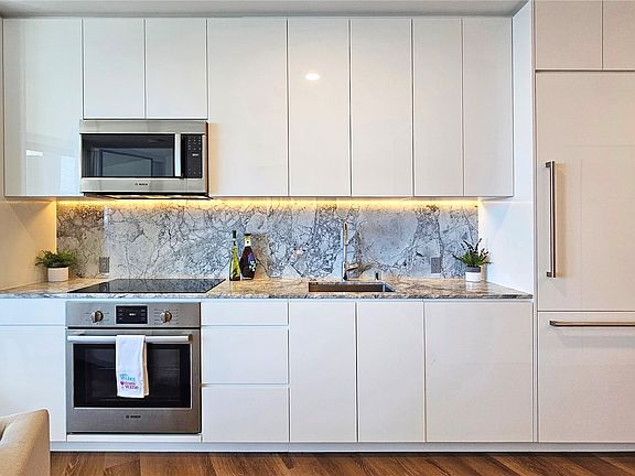 3rd image of 987 Queen St #2800