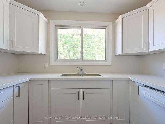 3rd image of 2471 Meadowood Cres