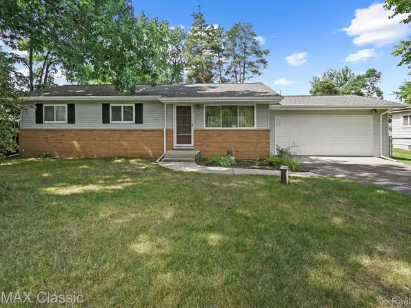 2599 Roselawn St, Wolverine Lake, MI 48390
