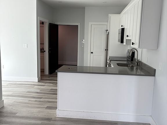 4th image of 1 Lafayette Sq #402