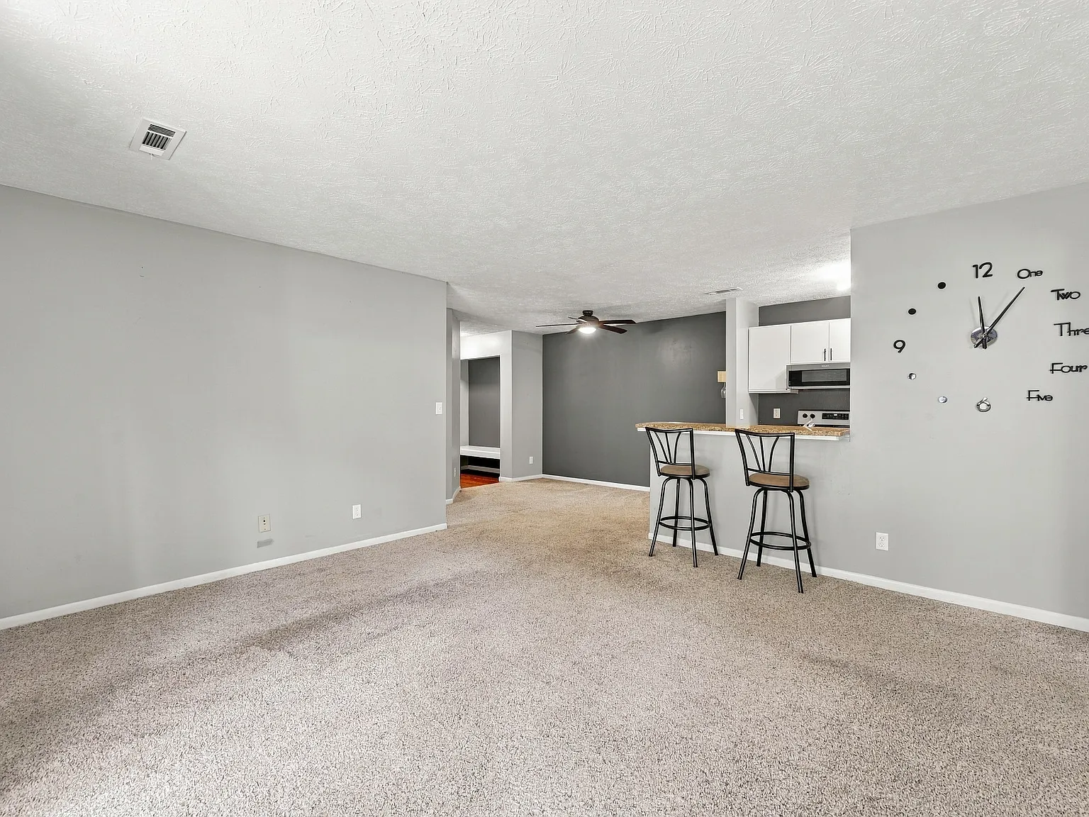 18 Woodland Hills Dr — Photo 3