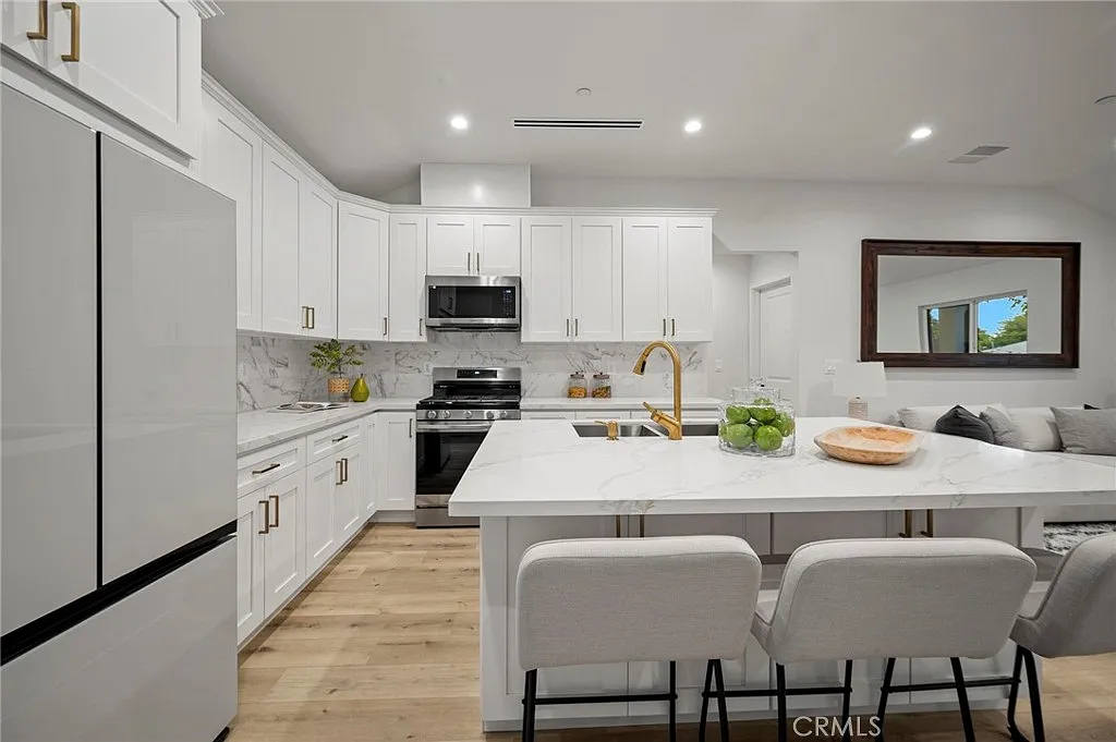 3 bed, 2.0 bath, 1301 sqft, $4,995 — Photo 4