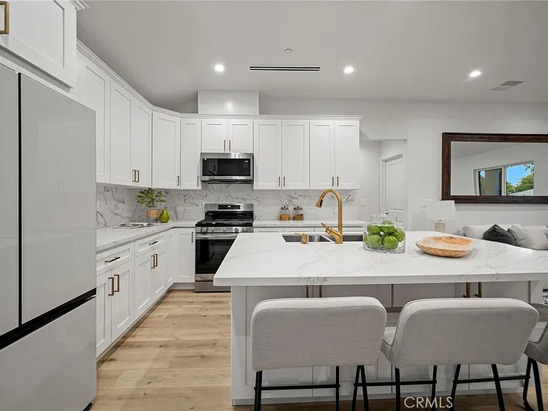 5865 Tobias Ave — Photo 4