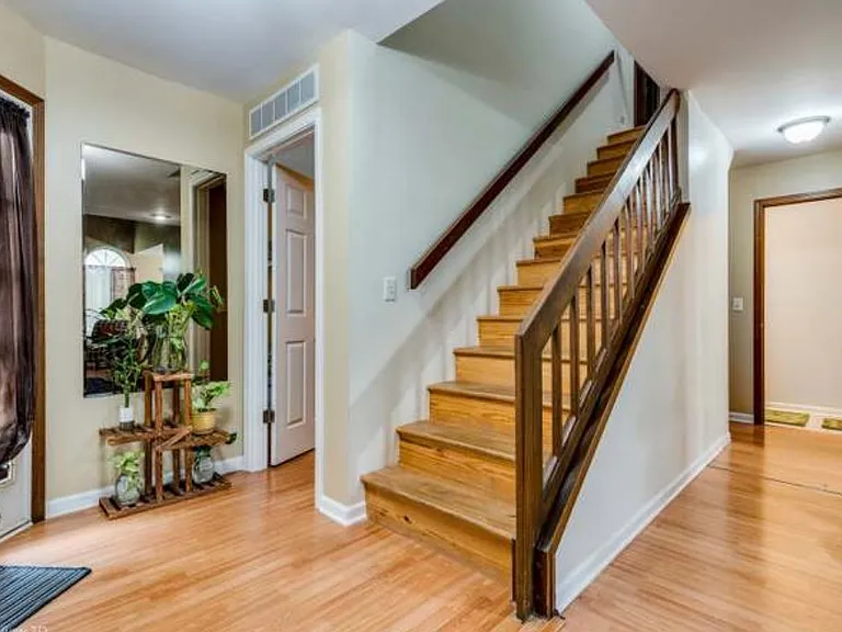 249 Brittany Dr — Photo 9