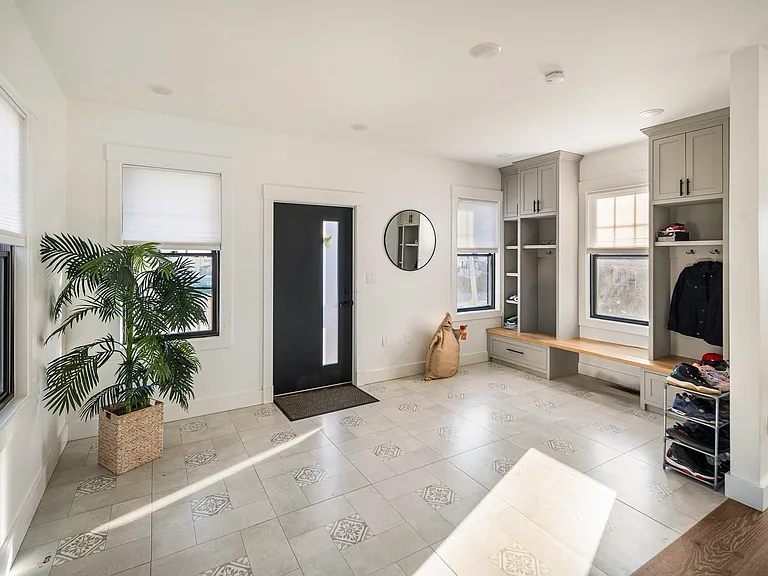 19 Shirley Rd — Photo 2