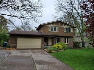 2200 Embro Dr SE, Kentwood, MI 49508