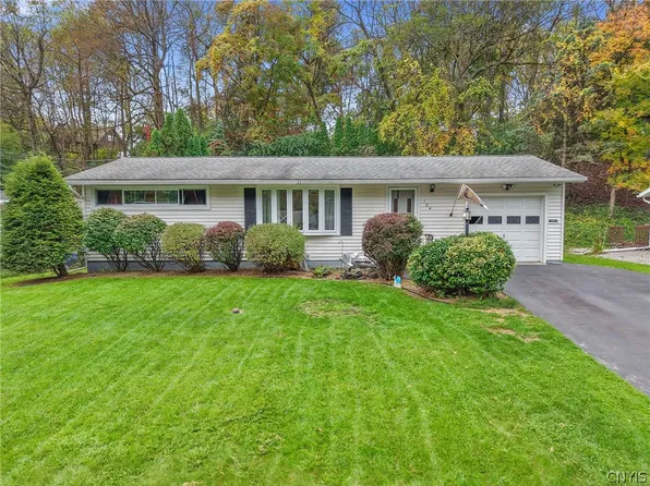 104 Oakridge Dr, Syracuse, NY 13209