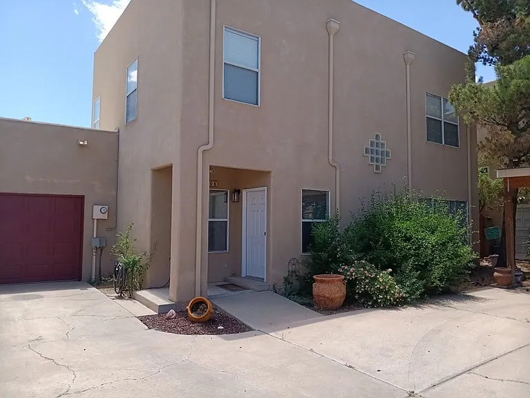 506 Phoenix Ave NW — Photo 1