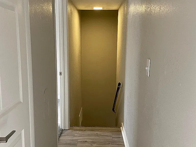Upstairs_Hallway_Closet_880268