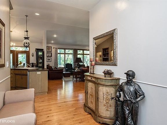 02_3330EdgewoodDr_84_Entryway_LowRes