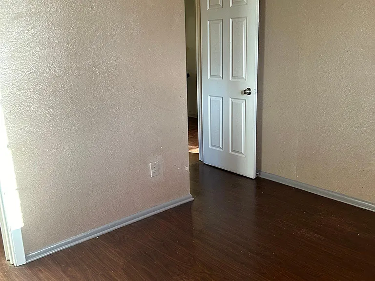 921 E Krueger Ln — Photo 7