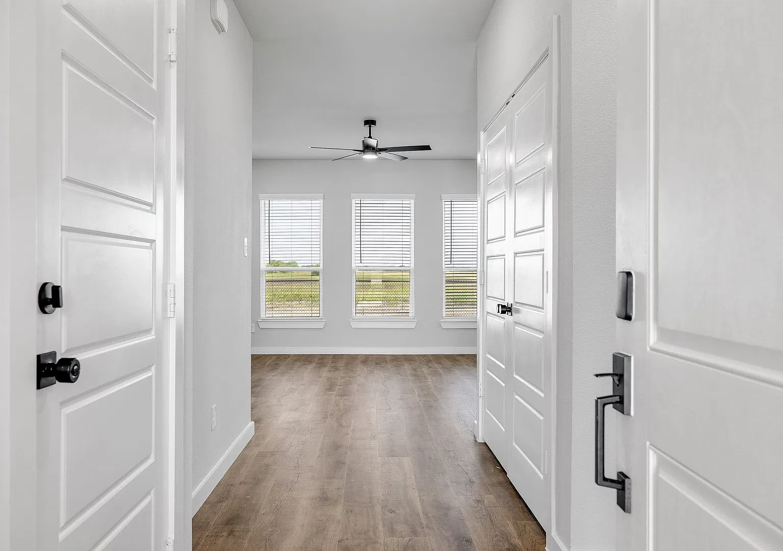 Available Now! Luxurious Duplex Located On 1-Acre Lot In Midlothian, Tx! — Photo 3