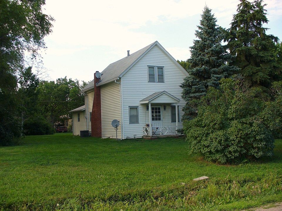 Charming 2 BR 2 BA home sits on 3 lots!