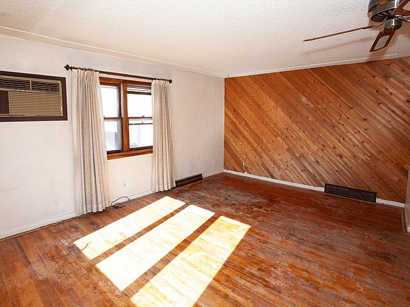 3rd image of 715 Lincoln St