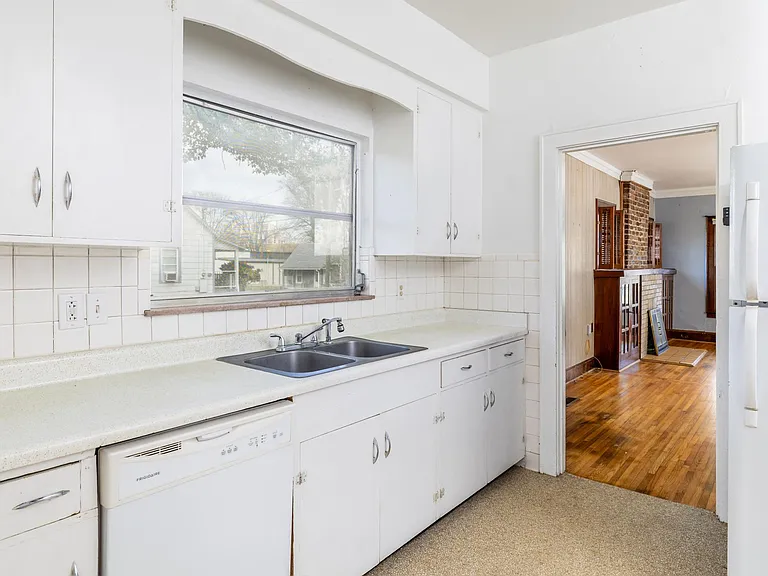 1122 Phillips Ave — Photo 3