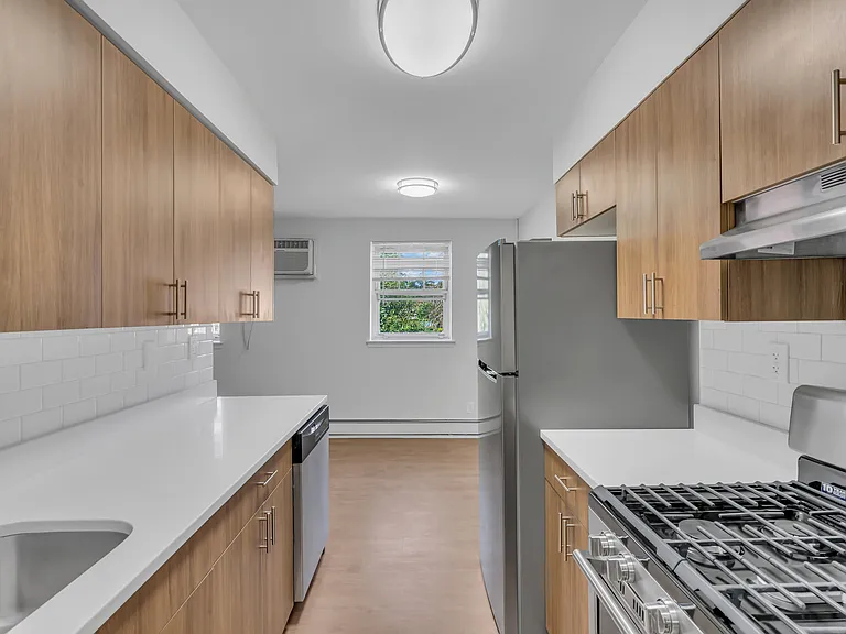 Lancaster Court Apartments — Photo 3