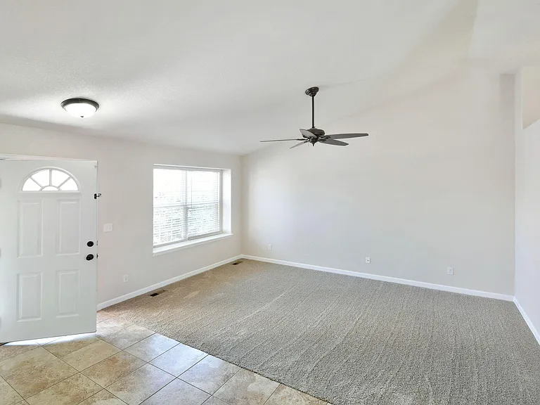 1194 Eagle Dr — Photo 3