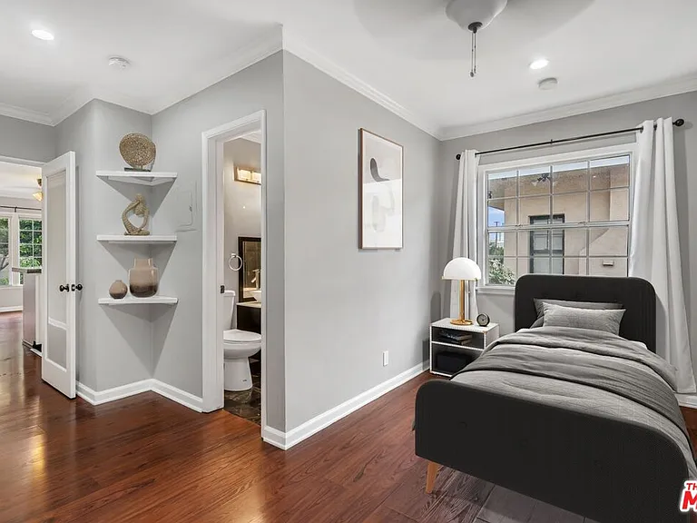 6226 1/2 De Longpre Ave — Photo 2