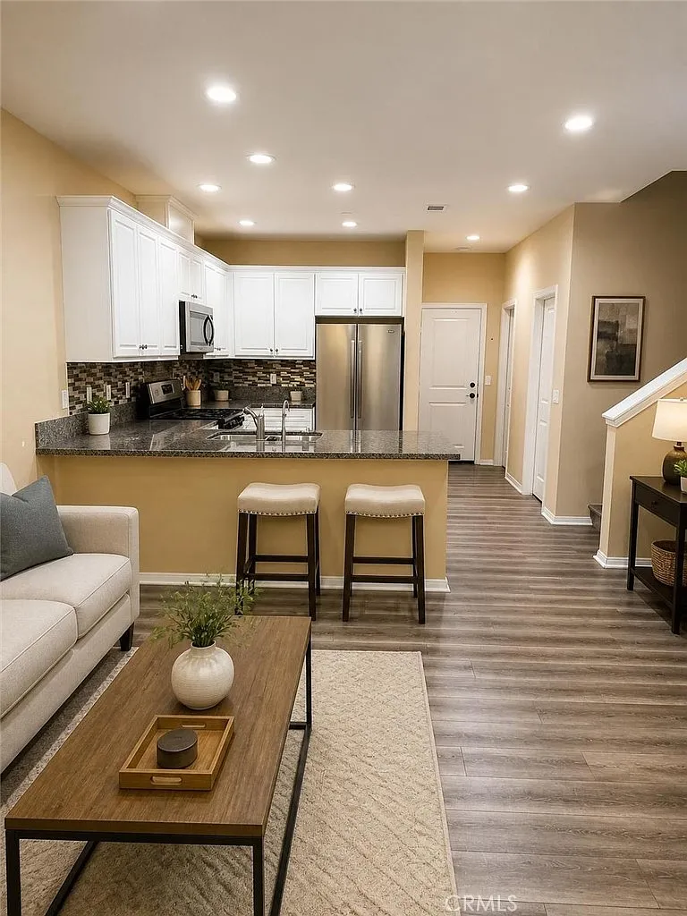 3 bed, 2.5 bath, 1685 sqft, $3,400 — Photo 4