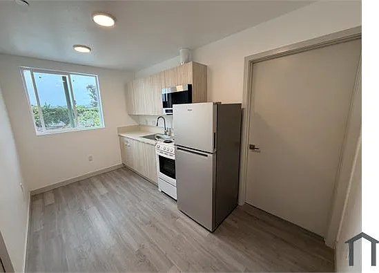 2403 Clyde Ave — Photo 2
