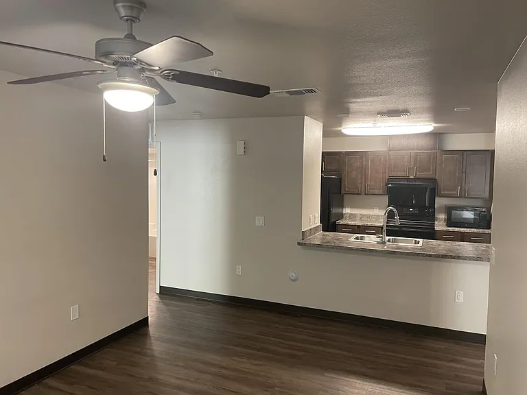 Lynne Village Apartments — Photo 37