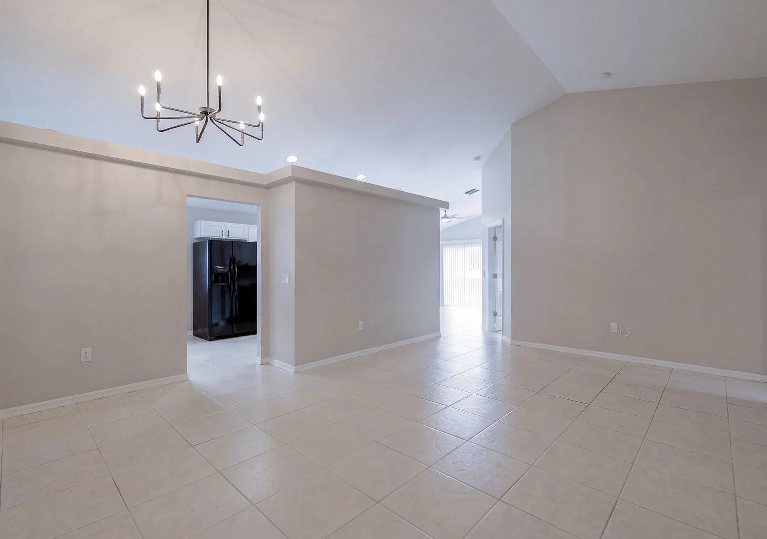 Beautifully Renovated 4-Bedroom Home in Young Pine East Orlando! — Photo 2
