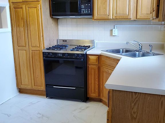 4th image of 326 W Illinois St #B