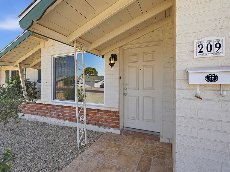 209 E Cairo Dr — Photo 3