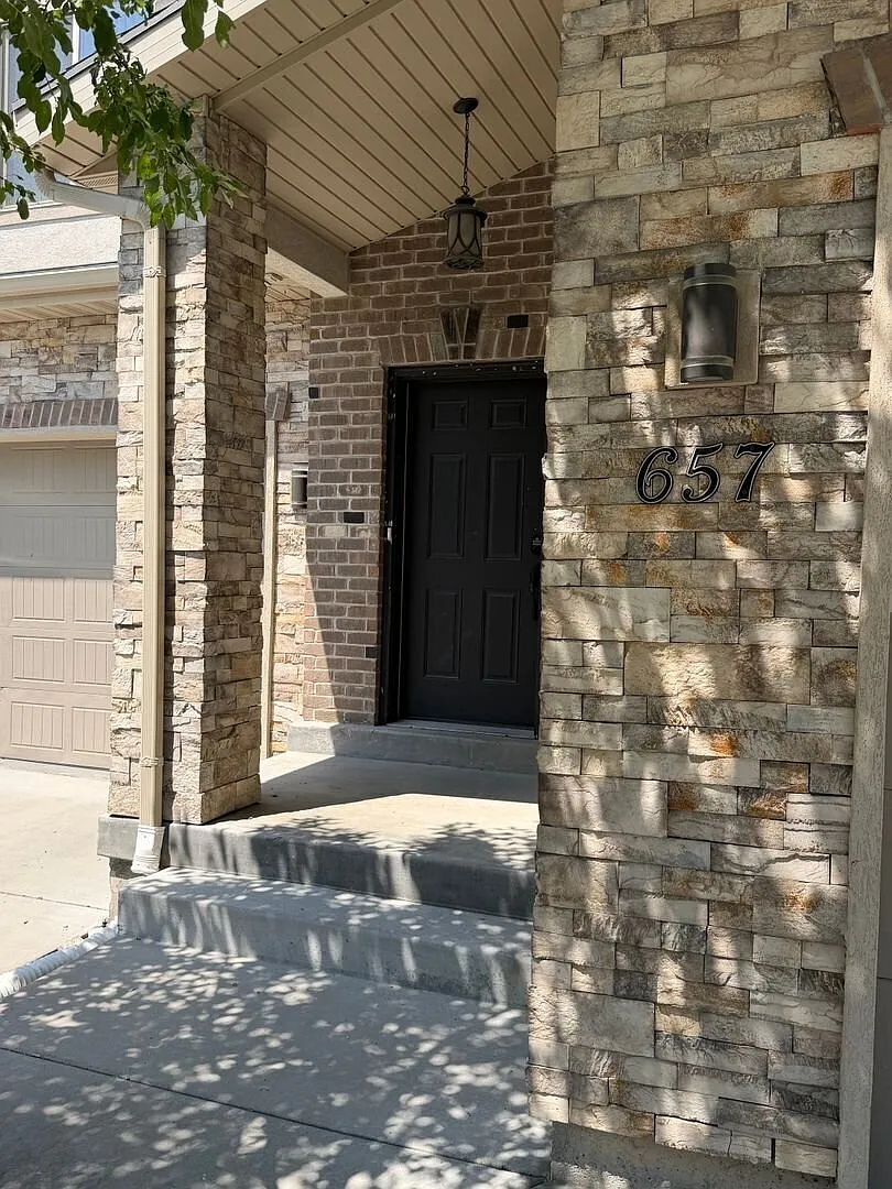 Beautiful Spacious Murray Townhome Prime Location — Photo 3