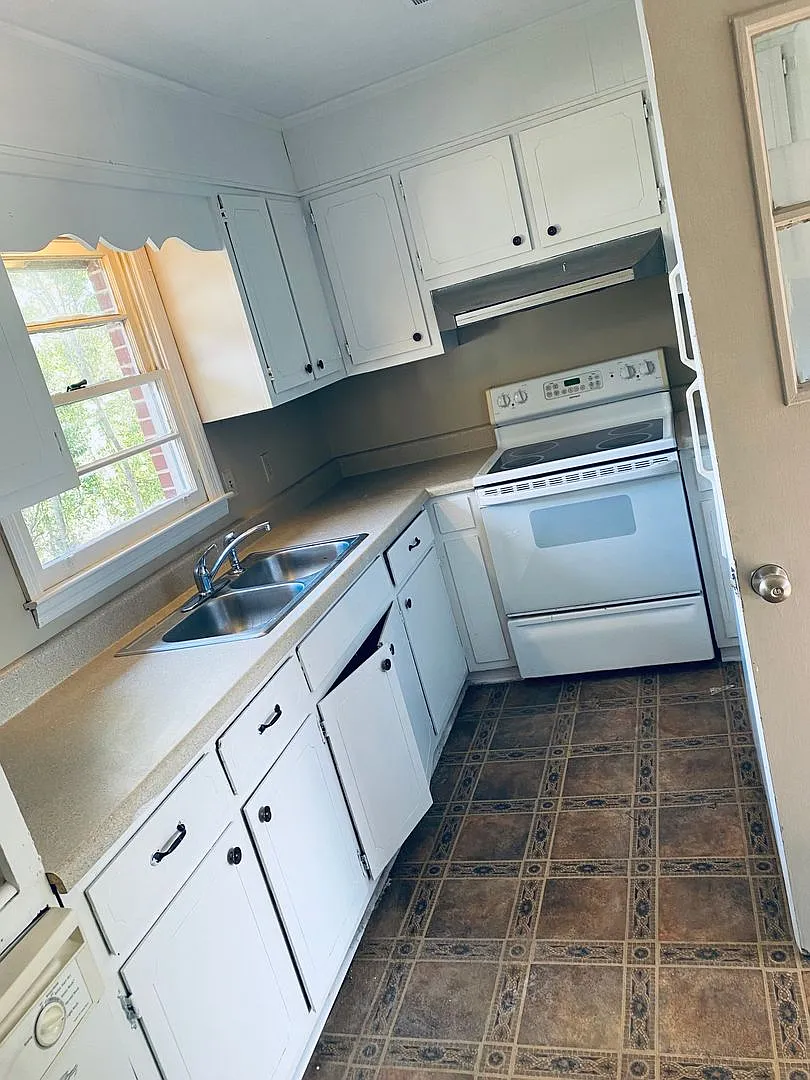 3 Bed 1 Bath House — Photo 2