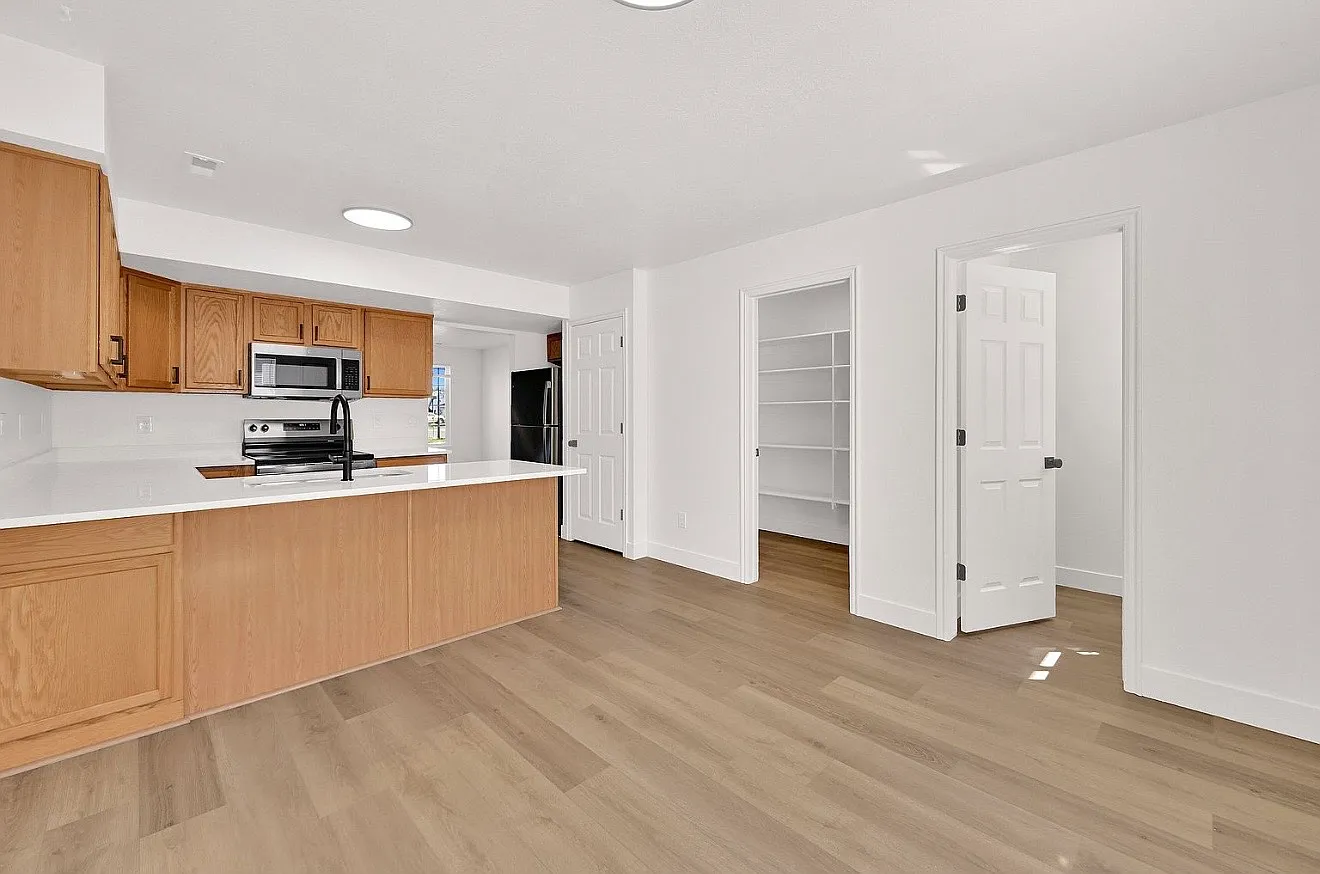 2 bed, 1.5 bath, 1156 sqft, $1,650 — Photo 4