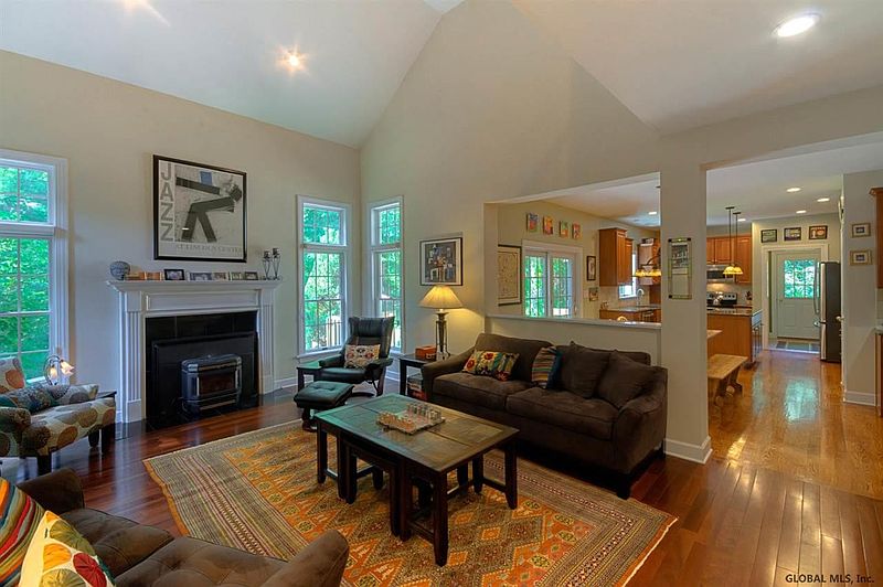 4th image of 814 GREENTHORNE Boulevard