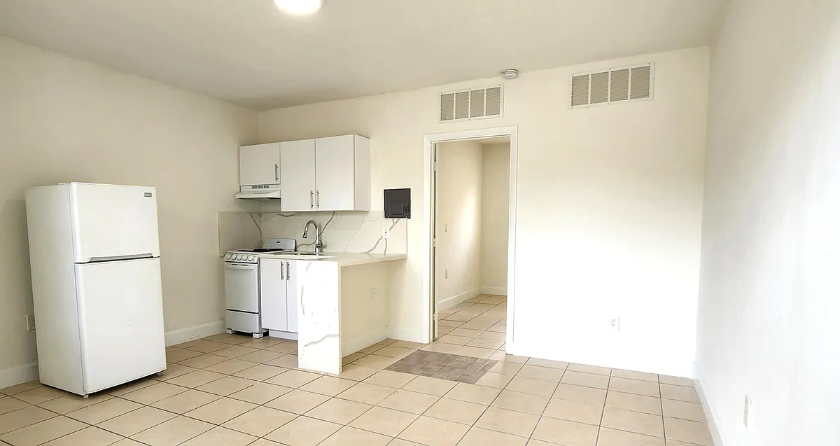 Building Photo - 355 NE 80th Ter #C