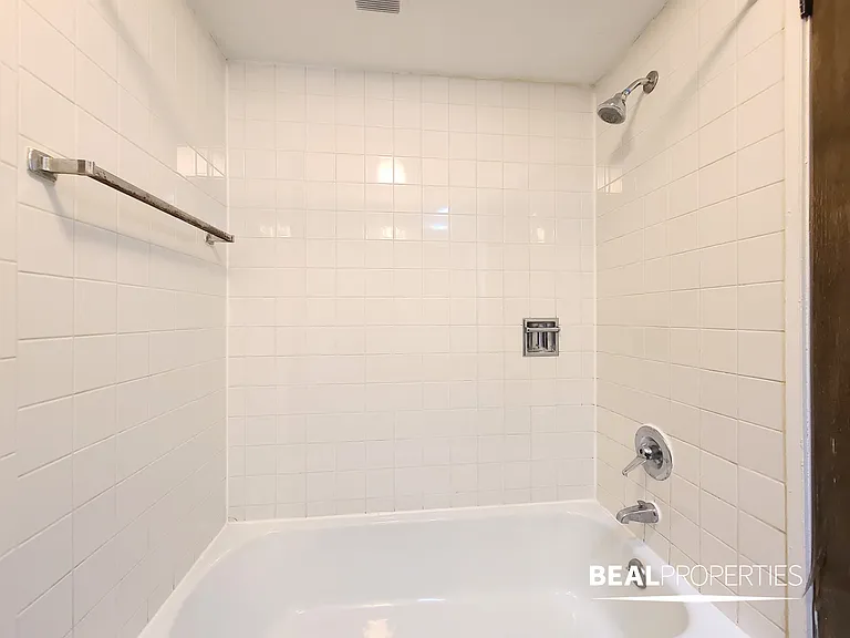 600-06 W Surf St — Photo 13