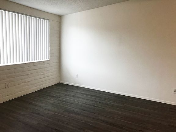 3rd image of 3020 N Balboa Ave APT 10