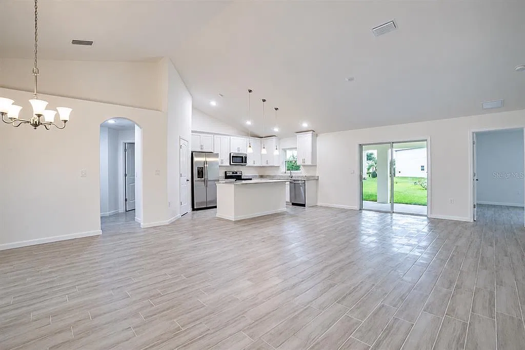 4 bed, 2.0 bath, 1781 sqft, $2,200 — Photo 3