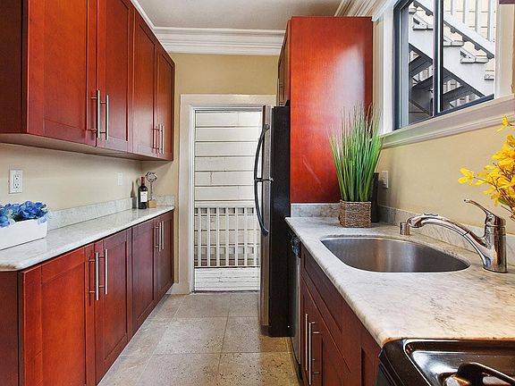 4th image of 543 Oak St APT 1