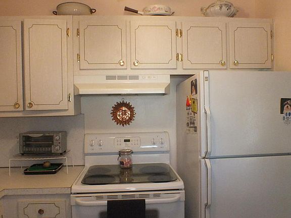 5th image of 221 Oxford Pl