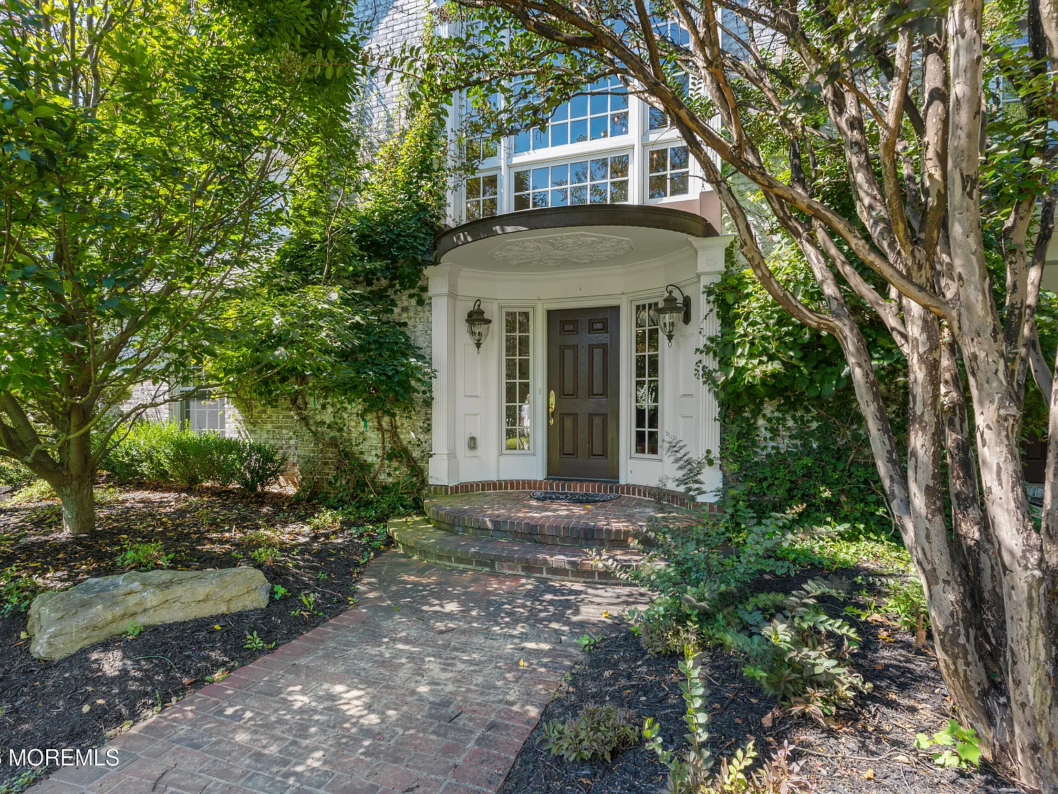 5 bed, 4.5 bath, 6917 sqft, $15,000 — Photo 2