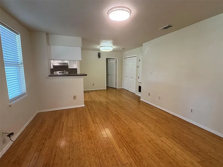 601 W San Antonio St — Photo 11