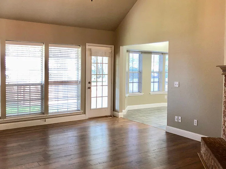2305 SW Wolf Run Dr — Photo 2